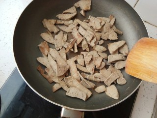 12、宝宝辅食～自制补铁猪肝粉,用最小的火煎，最小火