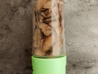 13、宝宝辅食～自制补铁猪肝粉,7成干时放入料理机中