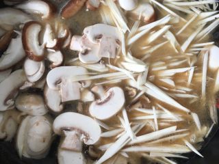 3、野生鲫鱼面#健康美颜餐#,煎炸好的鲫鱼再放入其它材料，再加入适量的开水，烧个半小时