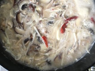 4、野生鲫鱼面#健康美颜餐#,差不多半小时后这个汤就跟牛奶一样，再放入青菜烧个几分钟