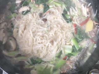 5、野生鲫鱼面#健康美颜餐#,最后放入米粉，烧到米粉变软
