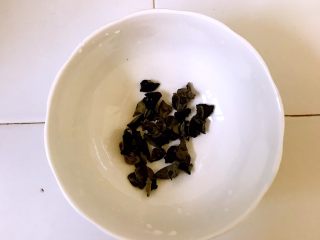 1、西葫芦炒木耳,准备木耳，洗净。