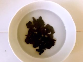 2、西葫芦炒木耳,用温水泡发半小时。