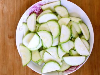 5、西葫芦炒木耳,装盘备用。