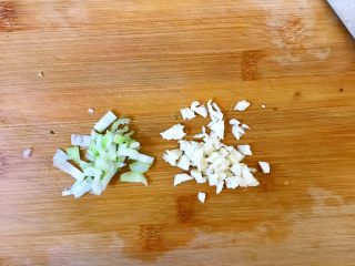 7、西葫芦炒木耳,将葱蒜切末备用。