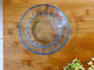 11、西葫芦炒木耳,准备小半碗水。