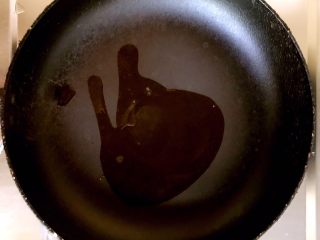 12、西葫芦炒木耳,热锅烧油。