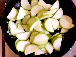 14、西葫芦炒木耳,放入西葫芦翻炒。