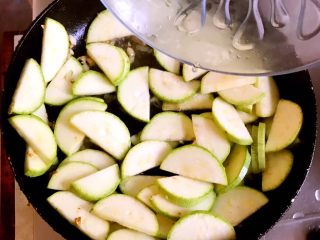 15、西葫芦炒木耳,翻炒片刻后倒入小半碗水，继续翻炒。