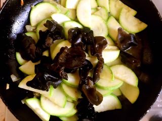 16、西葫芦炒木耳,放入木耳继续翻炒。