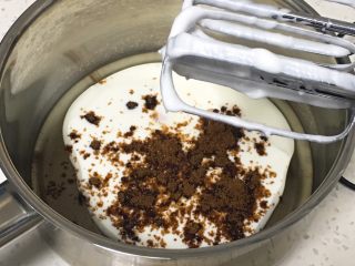 6、酸奶咖啡蛋糕,玉米油和酸奶混合，加入盐和红糖10克，用打蛋器低速搅拌均匀。