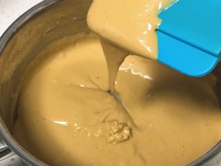 9、酸奶咖啡蛋糕,后用刮刀翻拌均匀。