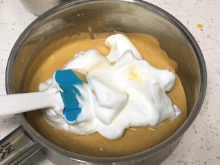 10、酸奶咖啡蛋糕,取三分之一的蛋白进蛋黄糊中。