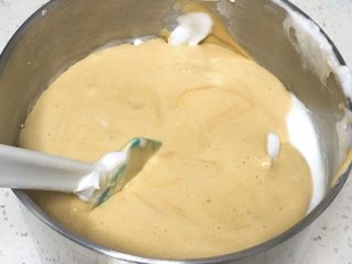 12、酸奶咖啡蛋糕,蛋糕糊倒回蛋白中。