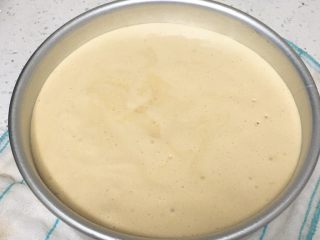 14、酸奶咖啡蛋糕,蛋糕糊倒入模具，震几下消泡。