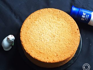 16、酸奶咖啡蛋糕,手工脱模的蛋糕就是漂亮，自然花纹清晰可见。