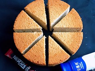 17、酸奶咖啡蛋糕,冷却后用细齿刀等分切割，造型可爱。