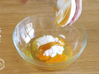 2、12m+无水蜂蜜蛋糕（宝宝辅食）,倒入蜂蜜~