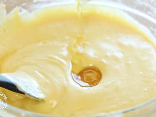 6、12m+无水蜂蜜蛋糕（宝宝辅食）,倒入玉米油，继续搅拌~