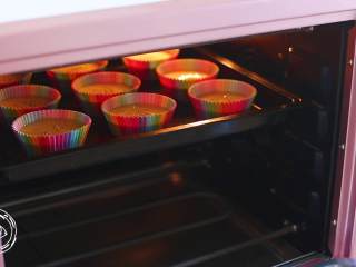 8、12m+无水蜂蜜蛋糕（宝宝辅食）,最后，放入烤箱，上下火170度烤20分钟，注意哈，每个烤箱都不太一样，多注意观察，蛋糕表面金黄即可~