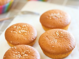 9、12m+无水蜂蜜蛋糕（宝宝辅食）,烤好拿出来晾一下就可以吃了，从烤的时候闻着味道就很香了啊~