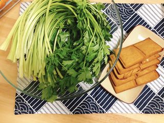 1、芹菜炒香干,准备芹菜一把，香干若干