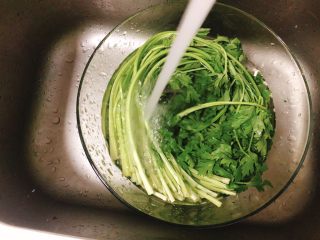 2、芹菜炒香干,芹菜去根洗净