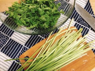 3、芹菜炒香干,去掉芹菜叶，叶子不要扔哦～