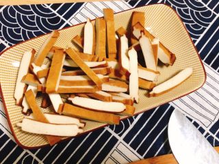 5、芹菜炒香干,香干切条