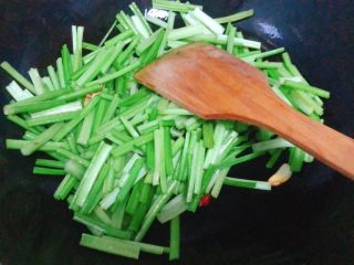 9、芹菜炒香干,芹菜入锅翻炒