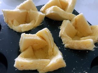 7、披萨吐司盏，补钙、补充胶原蛋白,压入模具中，四边错开摆放成花型，制成吐司盏。