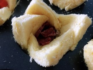 8、披萨吐司盏，补钙、补充胶原蛋白,最下面放一点芝士，依次放入牛肉丁。