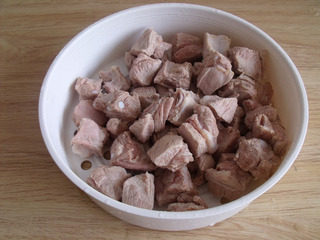 3、番茄烧排骨,排骨切小块，焯水捞出备用