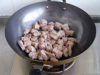 4、番茄烧排骨,锅里放一点油，把排骨煎微黄，放入姜片炒出香味