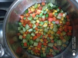1、什锦蔬菜,甜玉米粒，青豆粒，胡萝卜丁，黄瓜丁焯水备用