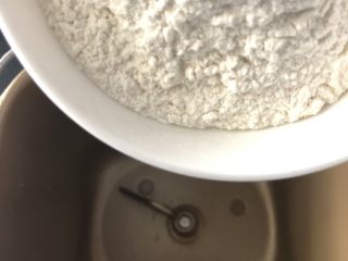 2、绿豆馅饼,面包桶里放入面粉