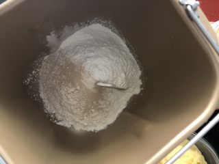 3、绿豆馅饼,加入酵母