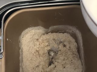 5、绿豆馅饼,慢慢加入适量的水分，这个一定要认真看，因各种面粉的吸水量不同，一次性加入可能会导致面粉过湿