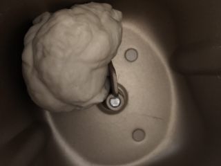 6、绿豆馅饼,启动面团模式，揉成光滑面团，在桶里醒发至原来的1.5倍