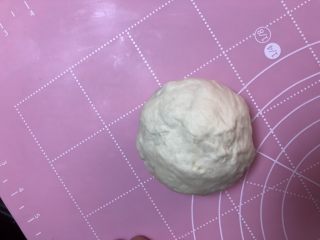 7、绿豆馅饼,醒发好的面团，放在案板上，揉搓出气