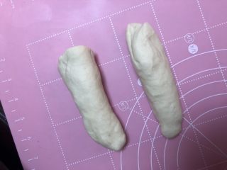 8、绿豆馅饼,揉好的面团分成两段，再平均分成六个大小一样的小剂子