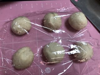 9、绿豆馅饼,小剂子滚圆，盖上保鲜膜松弛10分钟