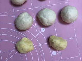 10、绿豆馅饼,绿豆馅搓成丸子，比面团小