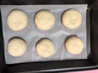 14、绿豆馅饼,烤盘放油纸，放入饼子进行二发