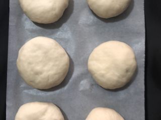 15、绿豆馅饼,二发好的饼子比原来的大，表皮松软