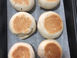 19、绿豆馅饼,烤好的饼子拿出来摊凉，把底面翻过来，继续放凉，即可食用！