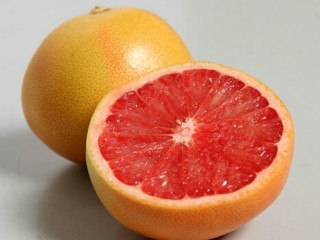 1、草莓葡萄柚子汁,葡萄柚洗净，去皮去核切块放盘备用。