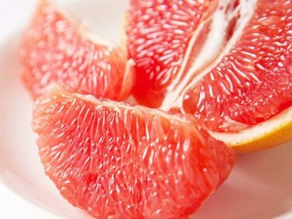 2、草莓葡萄柚子汁,草莓洗净去蒂切块。