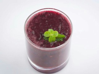 4、草莓葡萄柚子汁,扣紧杯盖，使用智能款机器，手指轻触“on/off”开关键，选择“蔬果汁键”。