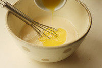 2、奇异果佐软可丽饼,可丽饼除黄油以外的全部材料混合，黄油融化后加入，如果有颗粒过一次筛即可。